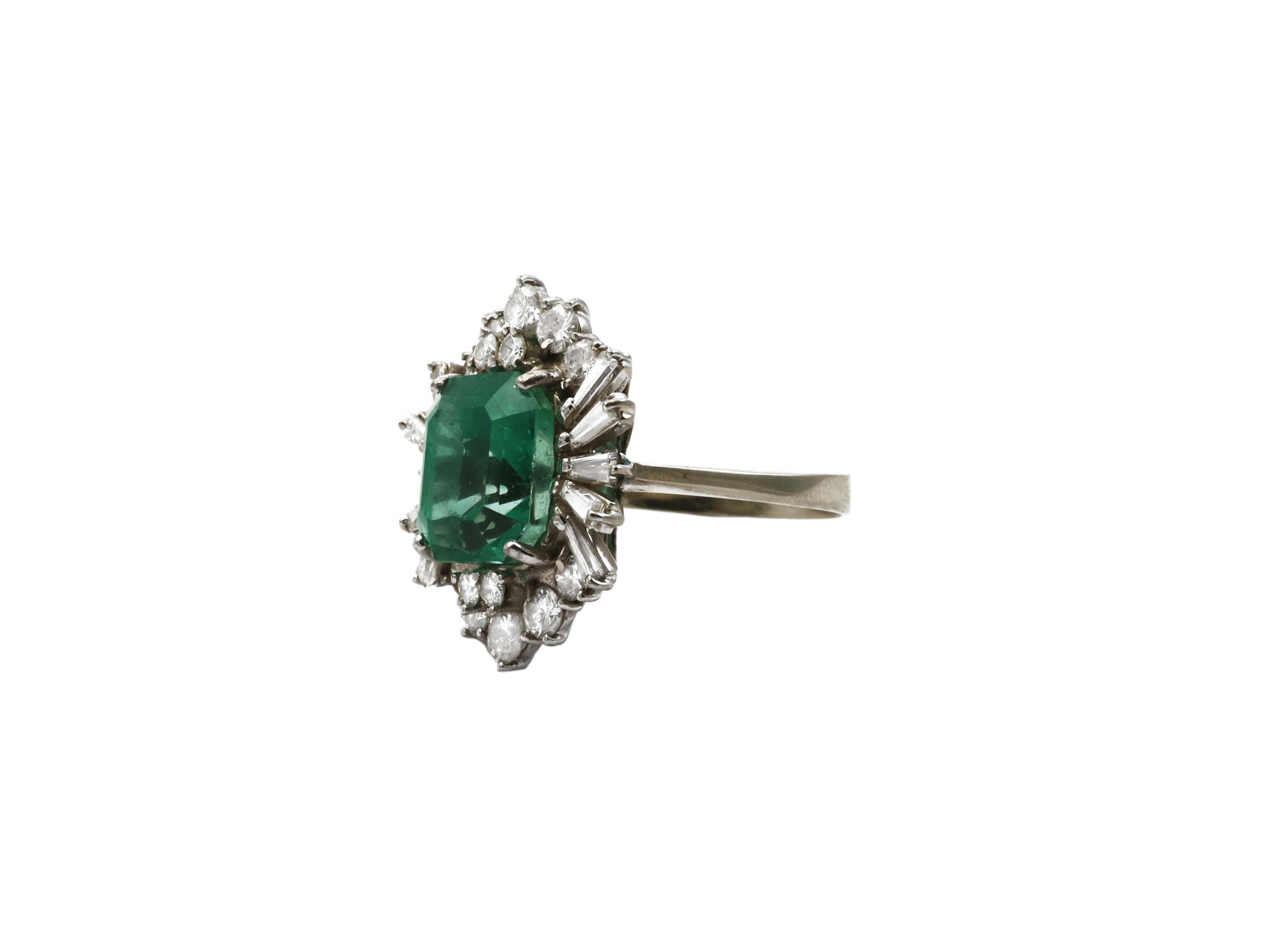 Anello in oro bianco con diamanti e berillo verde