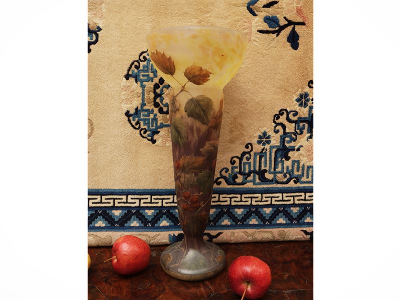 Daum, Vaso in vetro a cammeo con decorazione policroma