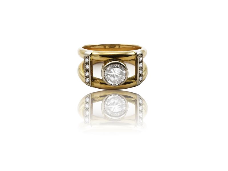 Anello solitario a fascia in oro giallo con diamante