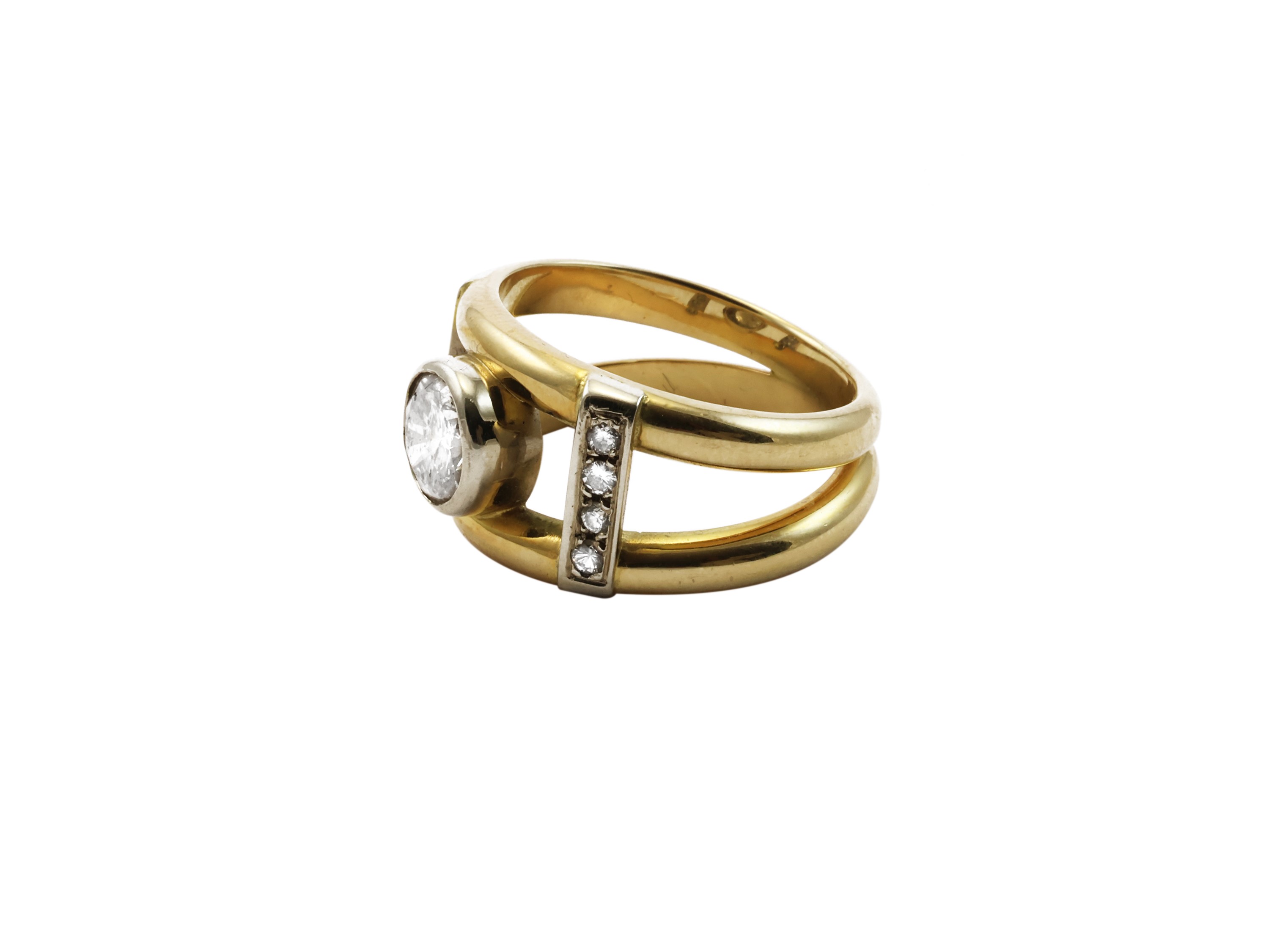 Anello solitario a fascia in oro giallo con diamante