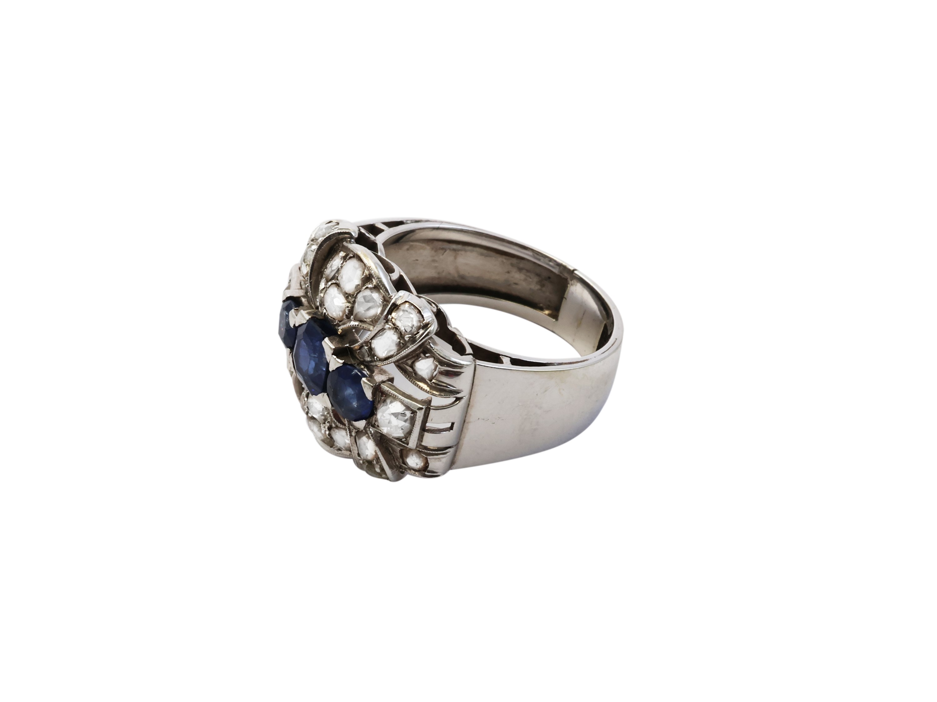 Anello fascia in oro bianco con diamanti e zaffiri