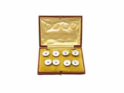 Set da sparato, gemelli e quattro bottoni in oro giallo e platino con diamanti, onice e microperl...