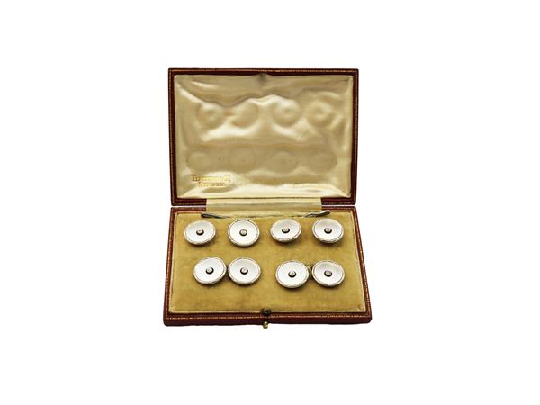 Set, cufflinks and four buttons in yellow gold and platinum with diamonds, onyx and micro-pearls