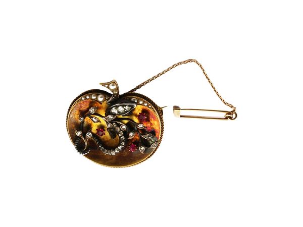 Spilla in oro giallo e argento con diamanti taglio rosa, rubini e microperle  (Fine del XIX secolo)  - Asta Gioielli e Orologi - Maison Bibelot - Casa d'Aste Firenze - Milano