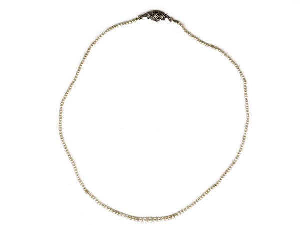 Filo di perle degradè con fermezza Decò in platino e oro giallo con diamanti  (Anni Trenta)  - Asta Gioielli e Orologi - Maison Bibelot - Casa d'Aste Firenze - Milano