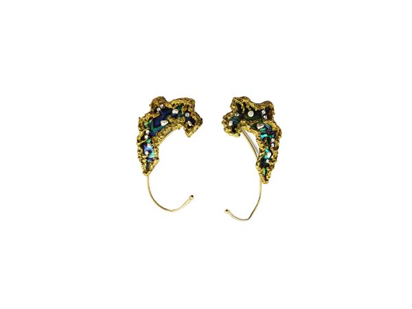 A mother of pearl and diamonds earrings in 18K yellow gold