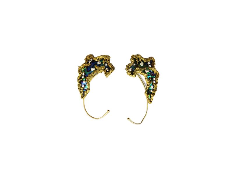 Orecchini in oro giallo con diamanti e madreperla, lunghezza cm 6,5