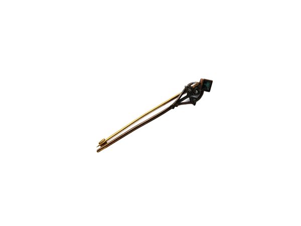 Spilla da cravatta in oro giallo e argento con diamanti taglio rosa e zaffiro carrè  (Inizio del XX secolo)  - Asta Gioielli e Orologi - Maison Bibelot - Casa d'Aste Firenze - Milano