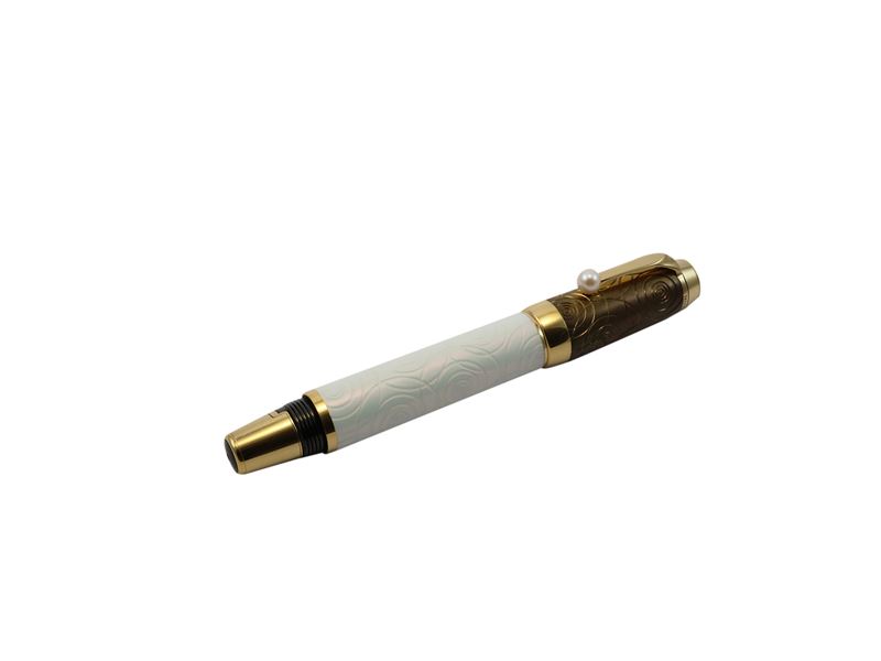 Montblanc, Penna stilografica Laquer Pearl Akoya con pennino in oro