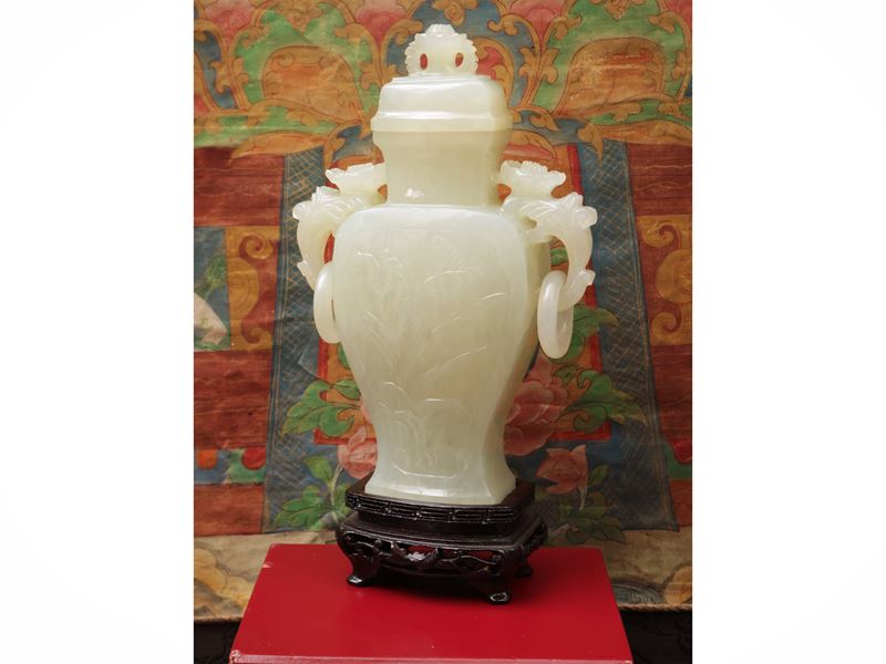 Vaso in xiuyu con anse a mascheroni e decoro floreale inciso, Cina, sec. XX