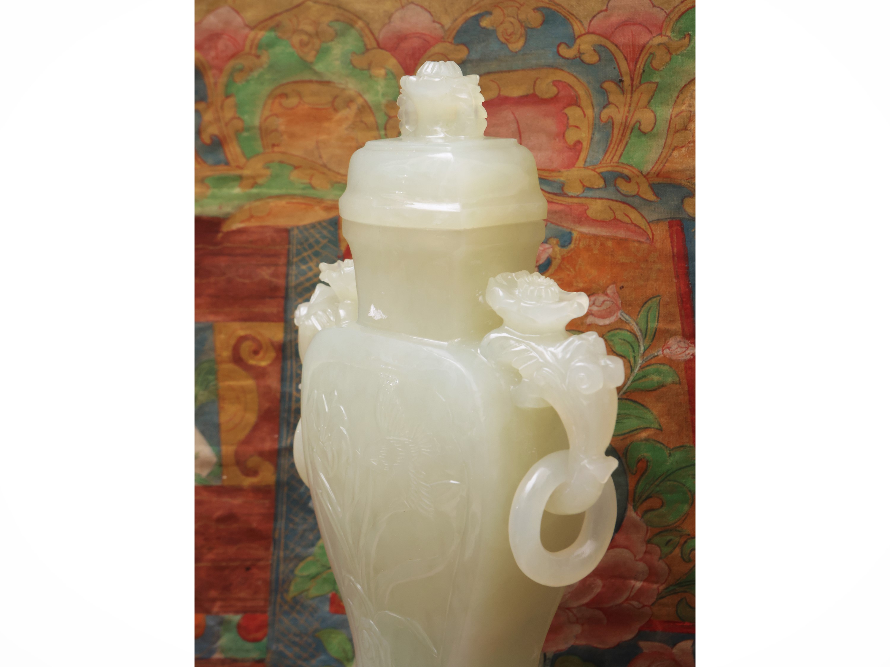 Vaso in xiuyu con anse a mascheroni e decoro floreale inciso, Cina, sec. XX