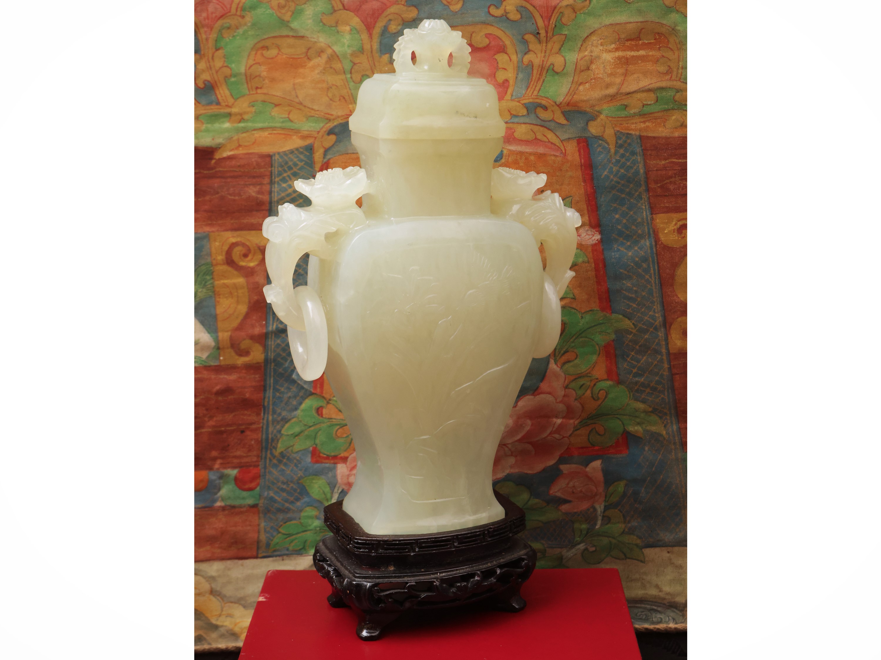 Vaso in xiuyu con anse a mascheroni e decoro floreale inciso, Cina, sec. XX