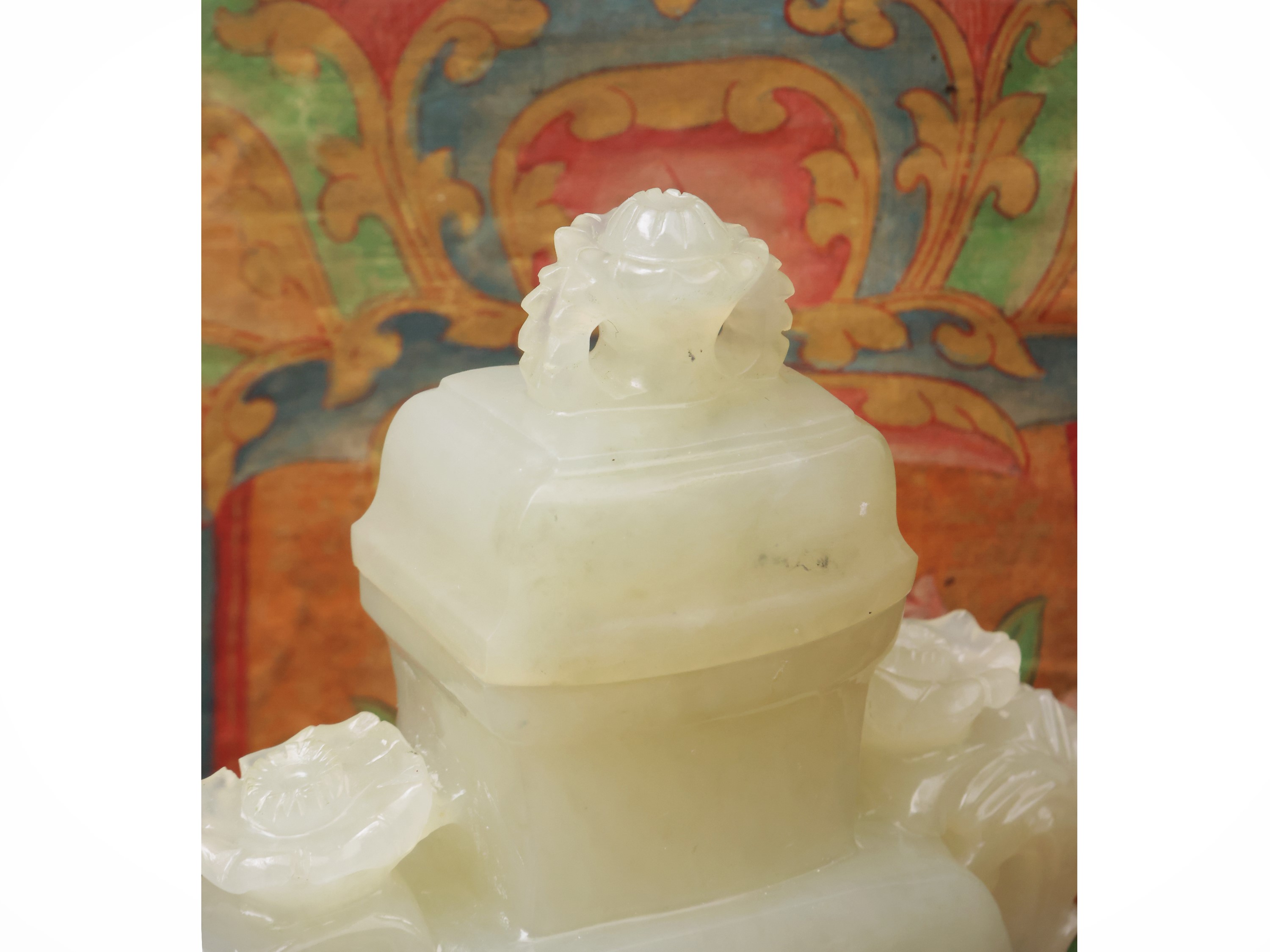 Vaso in xiuyu con anse a mascheroni e decoro floreale inciso, Cina, sec. XX