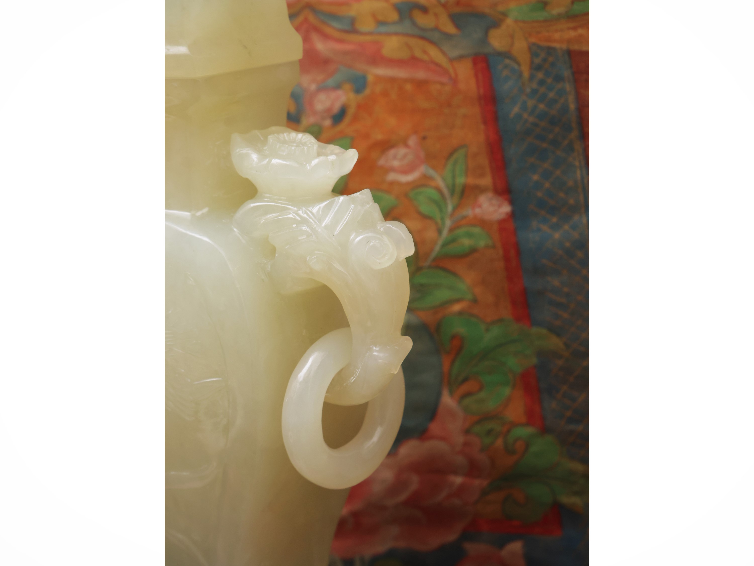 Vaso in xiuyu con anse a mascheroni e decoro floreale inciso, Cina, sec. XX