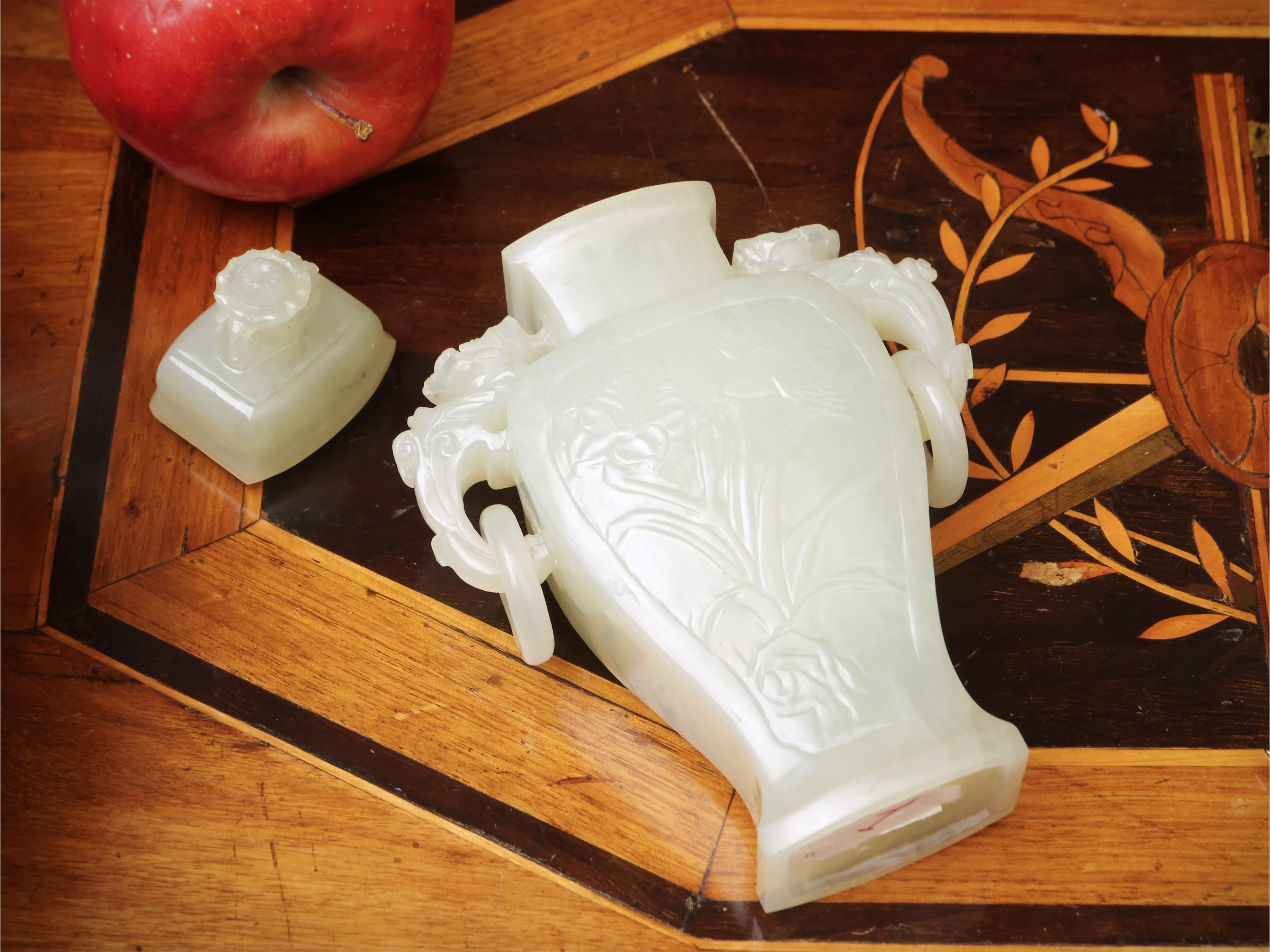 Vaso in xiuyu con anse a mascheroni e decoro floreale inciso, Cina, sec. XX