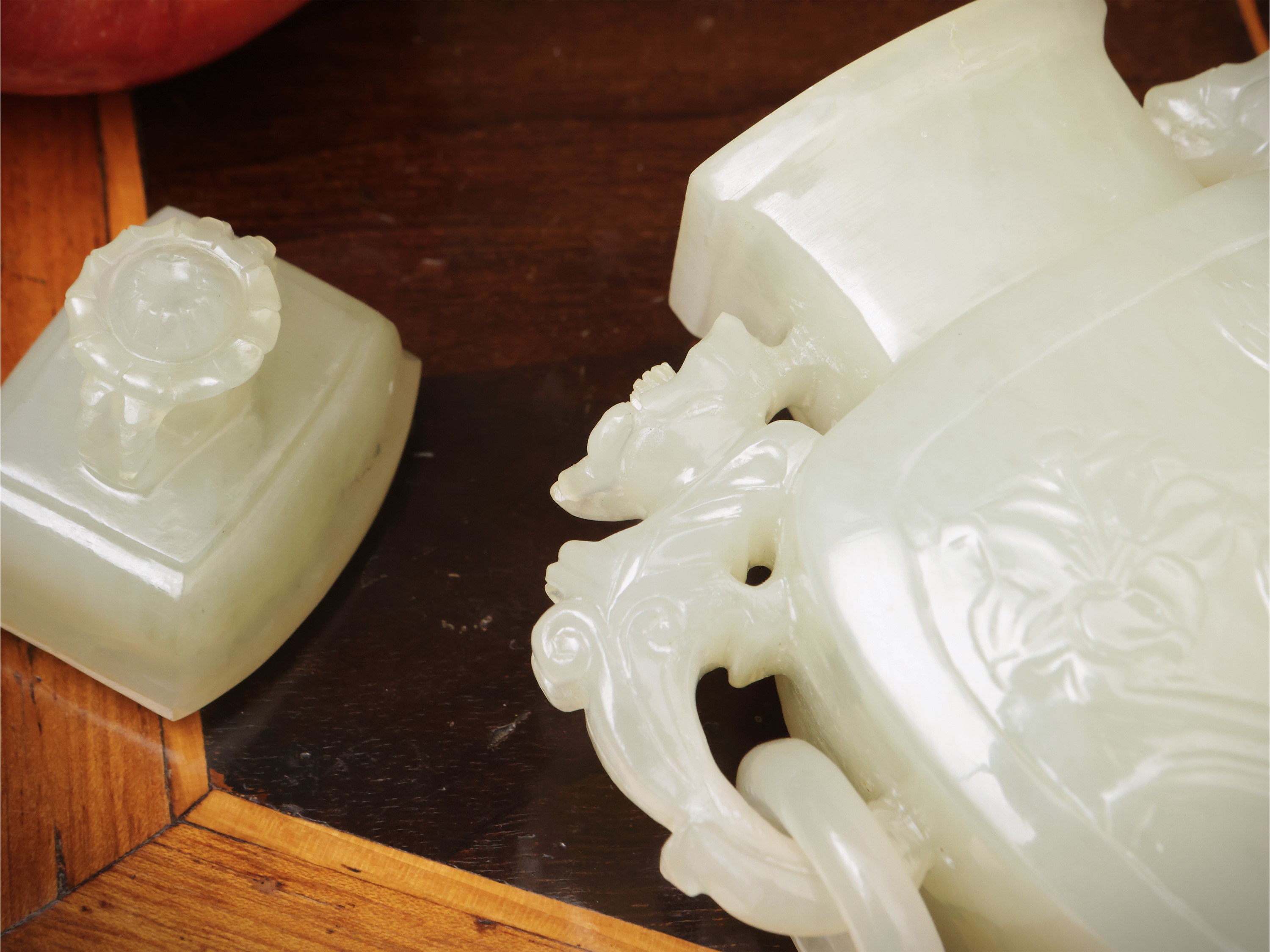 Vaso in xiuyu con anse a mascheroni e decoro floreale inciso, Cina, sec. XX