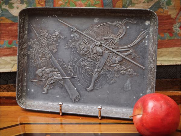 Vassoio in lega metallica con figura di divinità guerriera volante, Giappone, periodo Meiji–Taisho