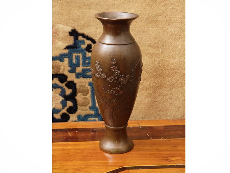 Vaso in bronzo con decoro a rilievo di prunus, Giappone, periodo Meiji–Showa