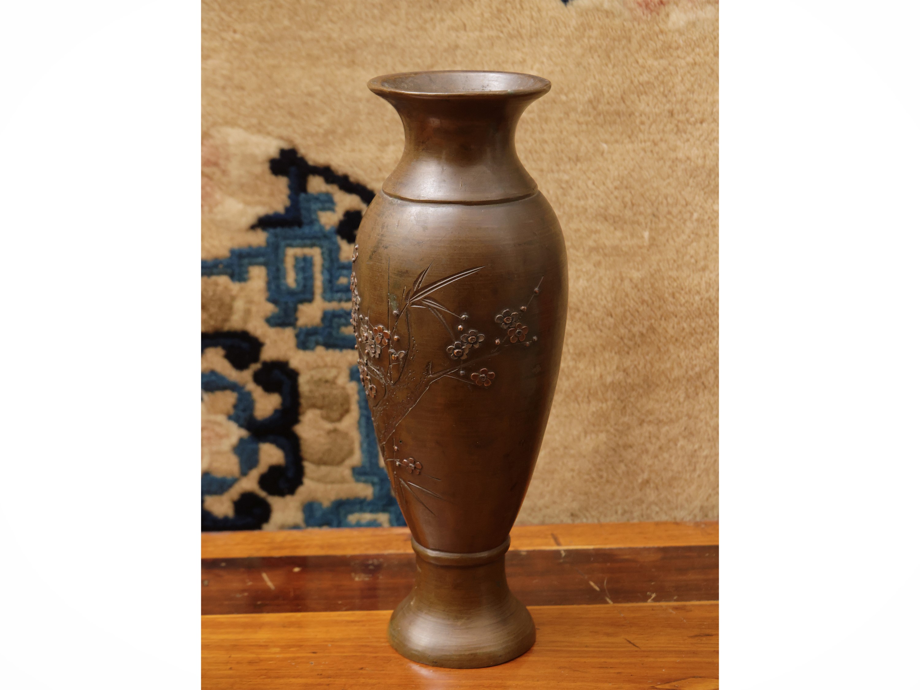Vaso in bronzo con decoro a rilievo di prunus, Giappone, periodo Meiji–Showa