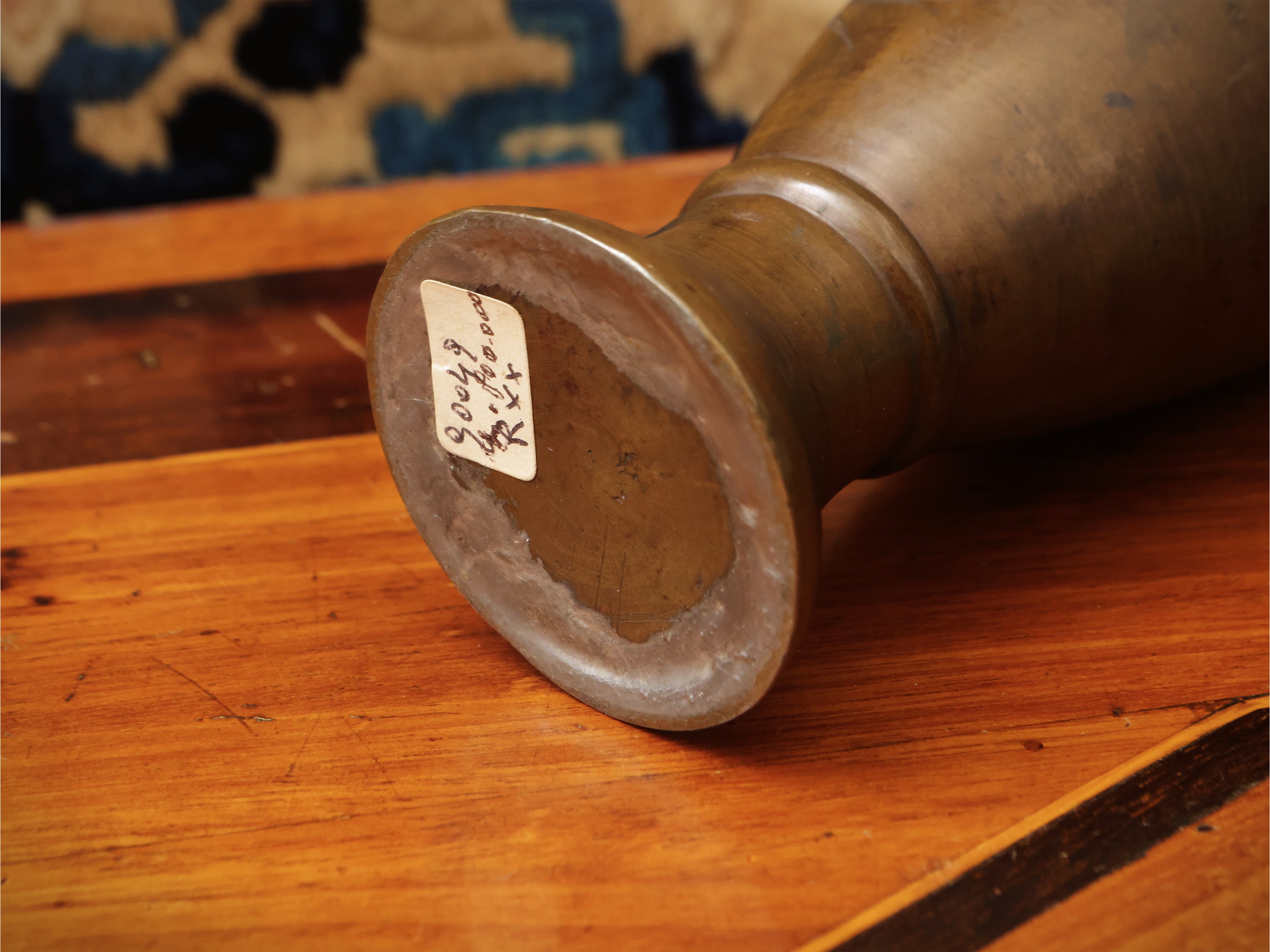 Vaso in bronzo con decoro a rilievo di prunus, Giappone, periodo Meiji–Showa