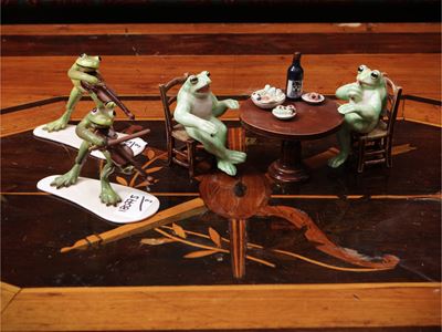 Tre Gruppi in Miniatura in Ceramica Smaltata