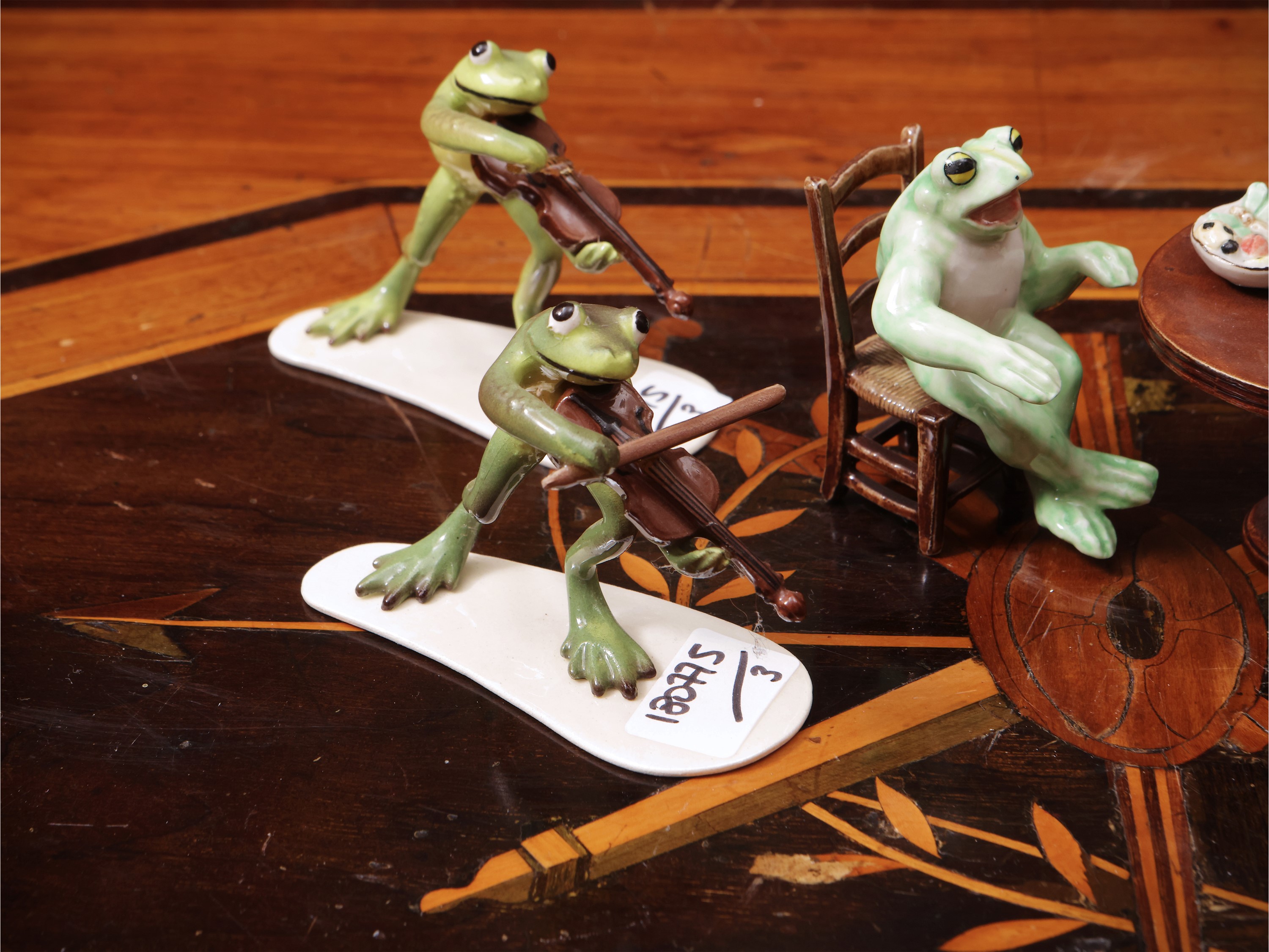 Tre Gruppi in Miniatura in Ceramica Smaltata