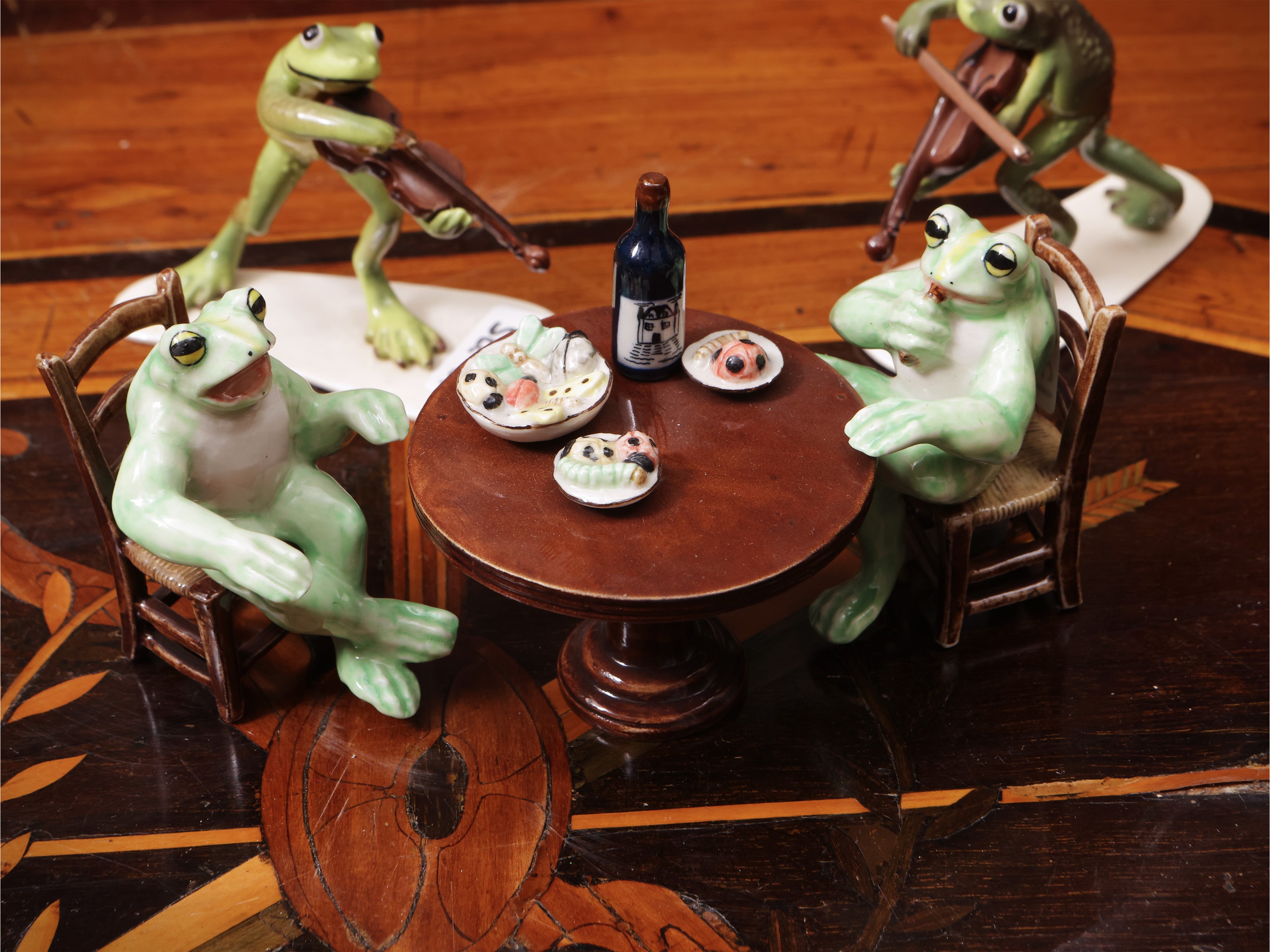 Tre Gruppi in Miniatura in Ceramica Smaltata