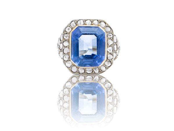 Anello in oro giallo e argento con diamanti e zaffiro sintetico