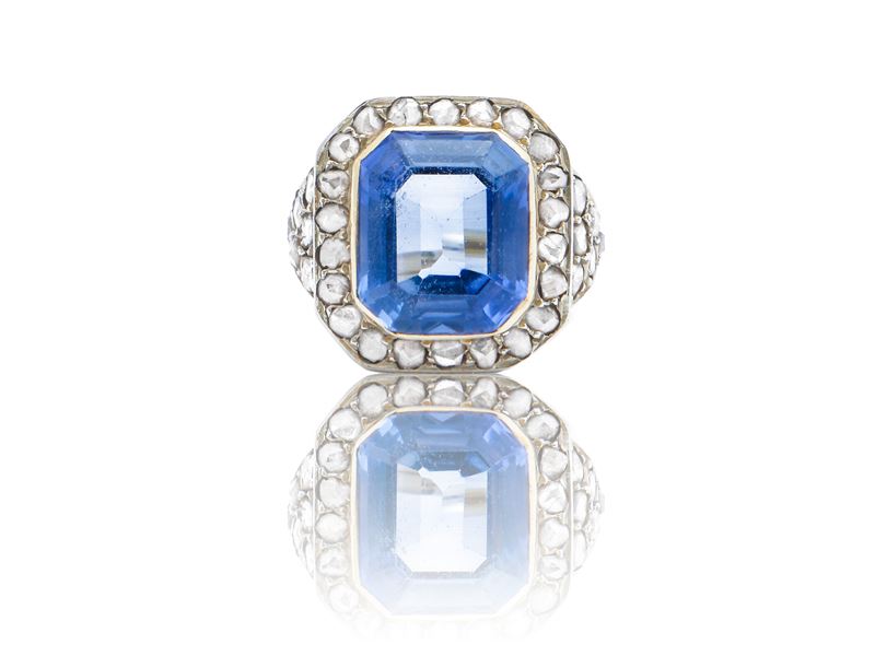 Anello in oro giallo e argento con diamanti e zaffiro sintetico