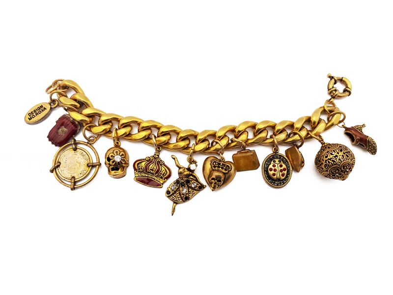 Bracciale in metallo golden tone con charms