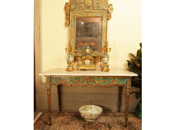 Console in carved, lacquered and gilded wood