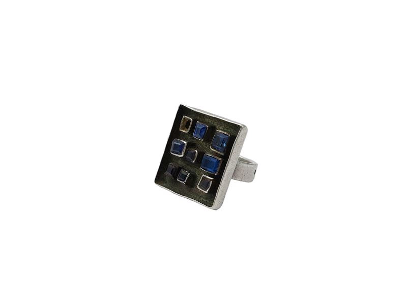 Anello Art Dèco in argento e pietre
