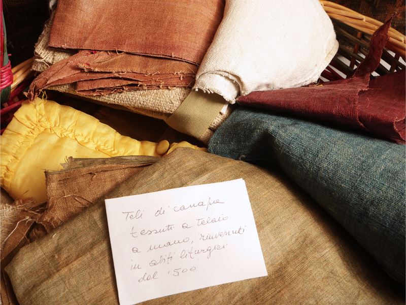 Cestino con assortimento di antichi tessuti