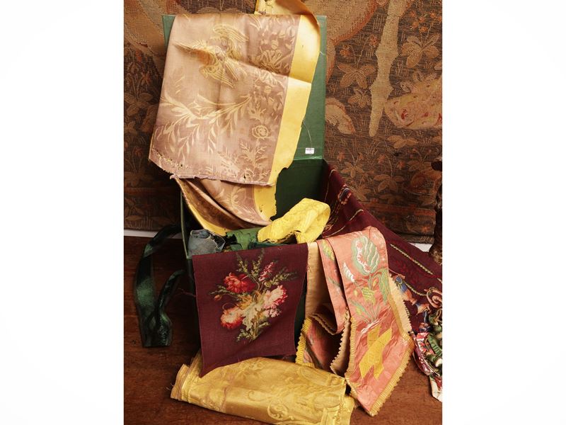 Assortimento di antichi tessuti