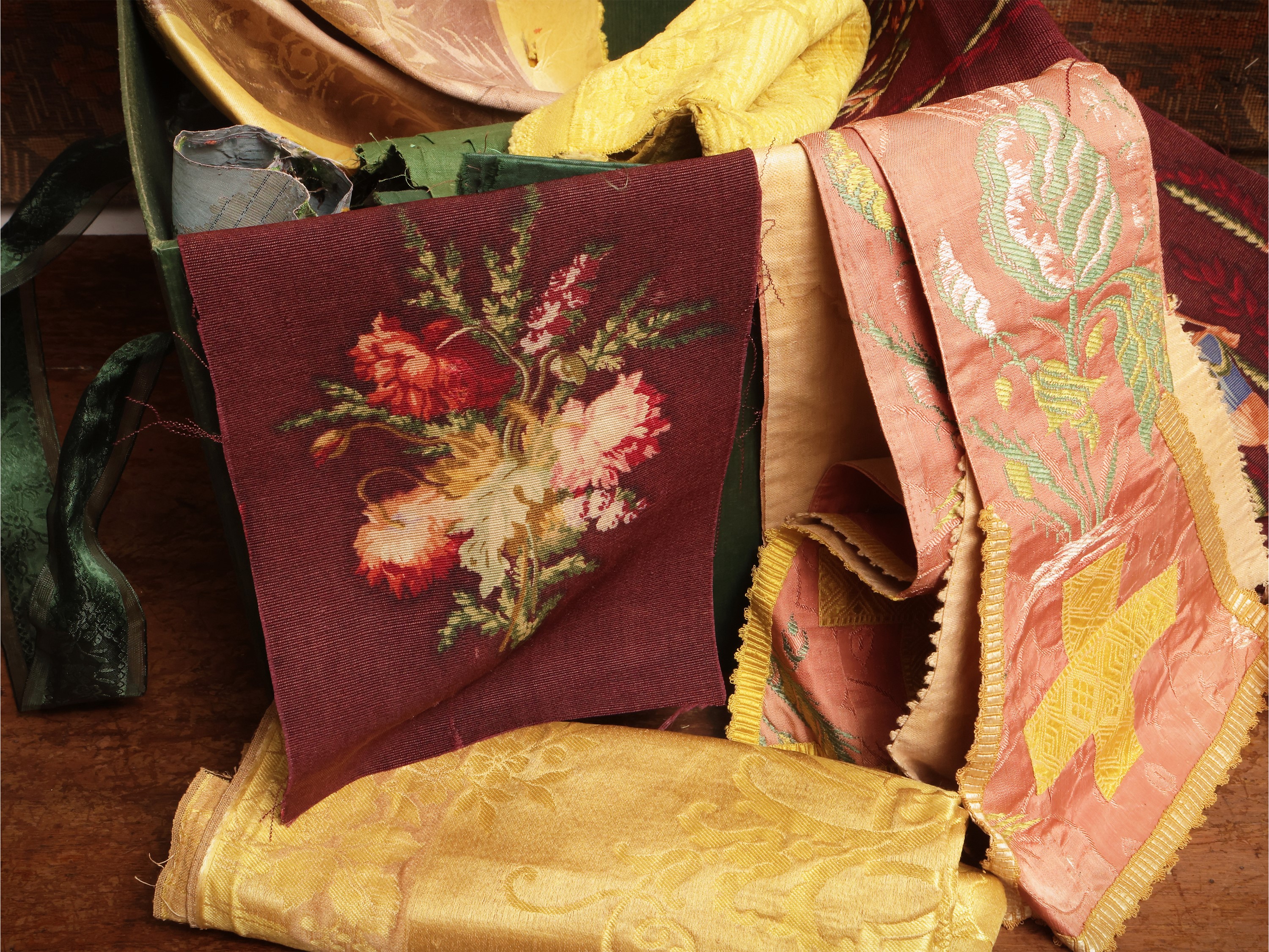 Assortimento di antichi tessuti