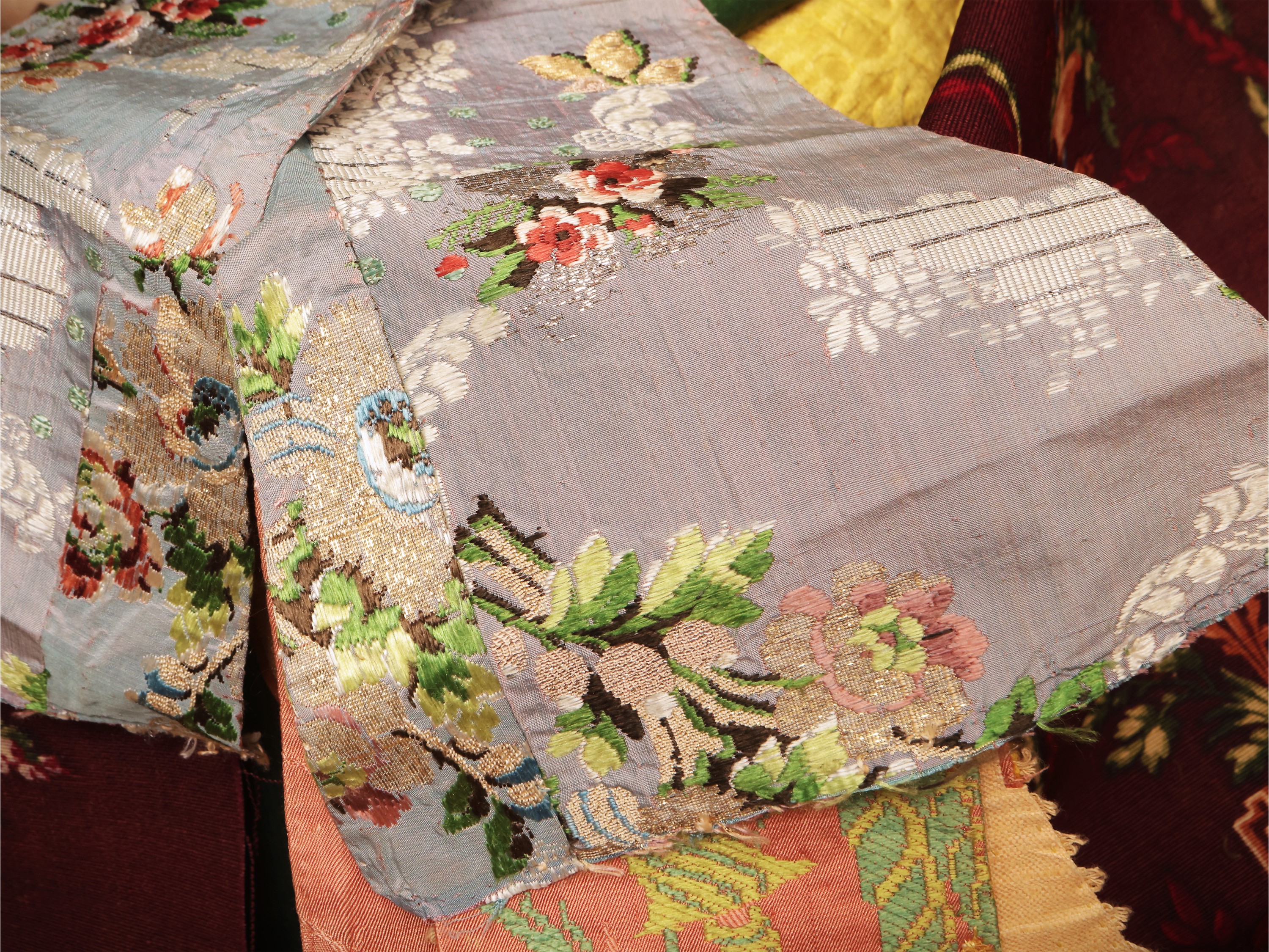 Assortimento di antichi tessuti