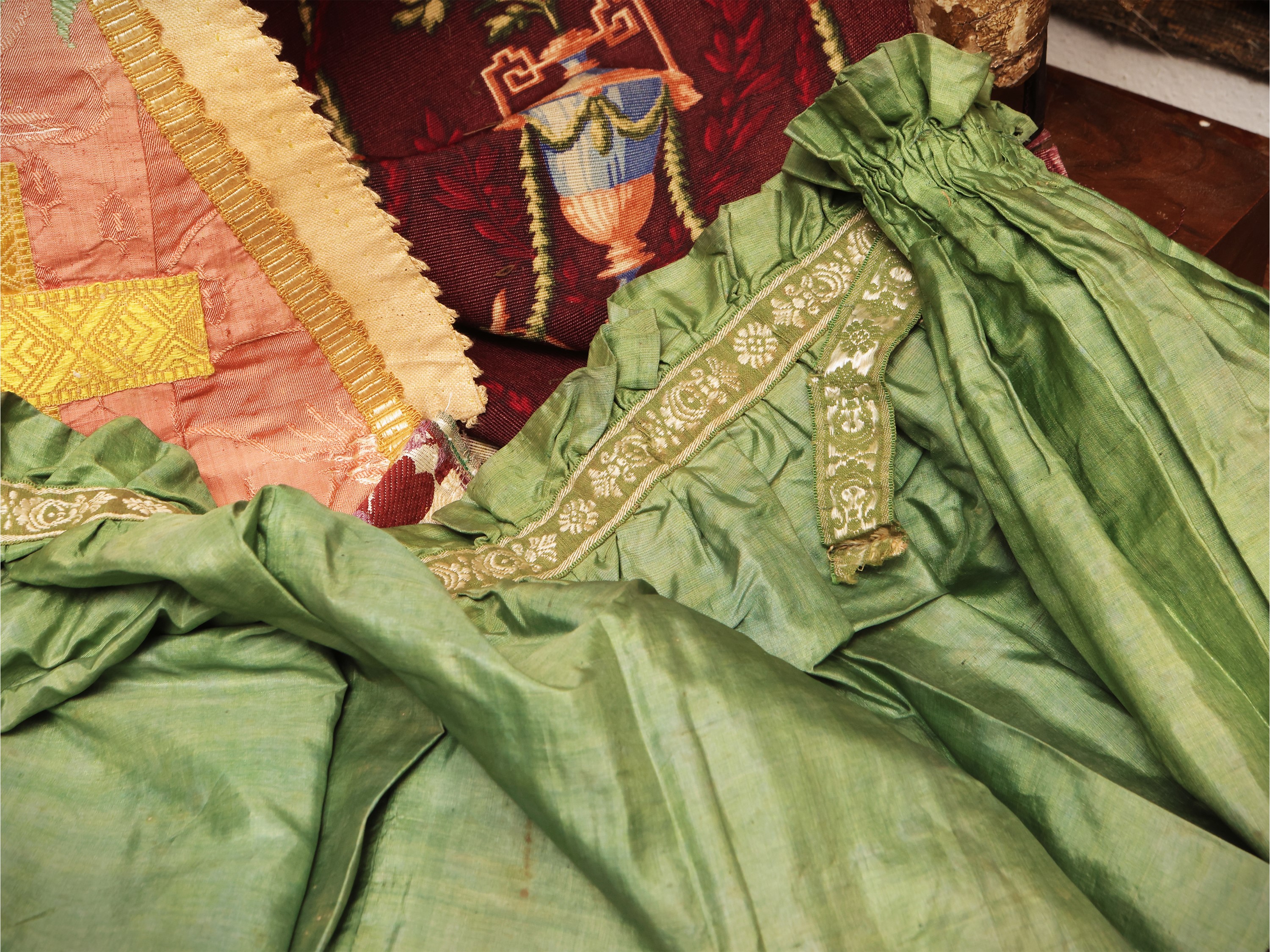 Assortimento di antichi tessuti