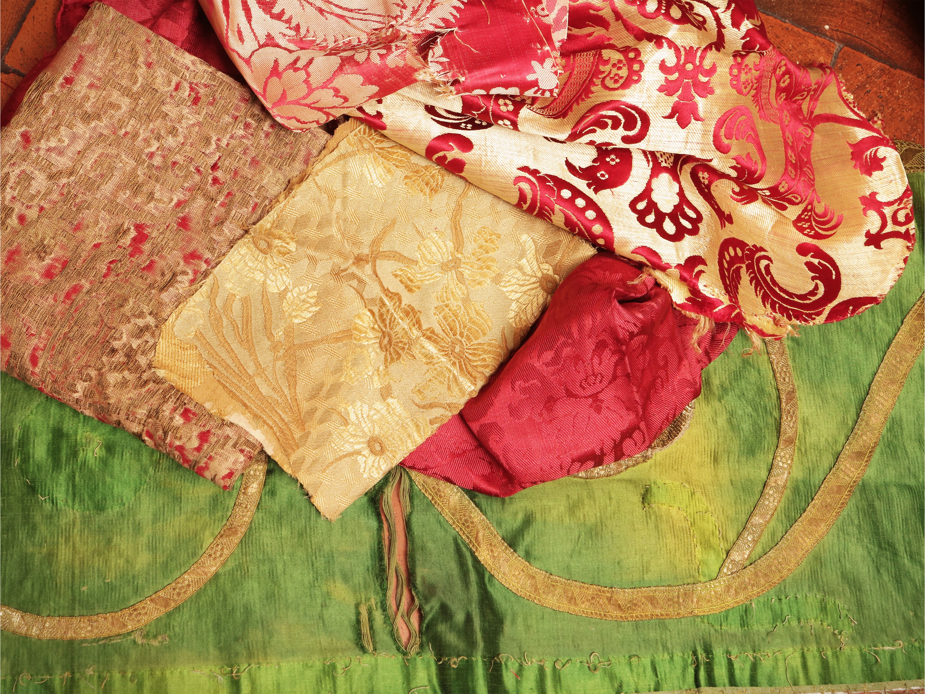 Assortimento di antichi tessuti