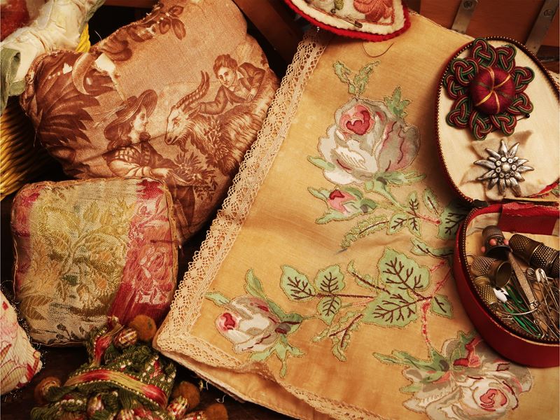 Assortimento di curiosità tessili d'epoca