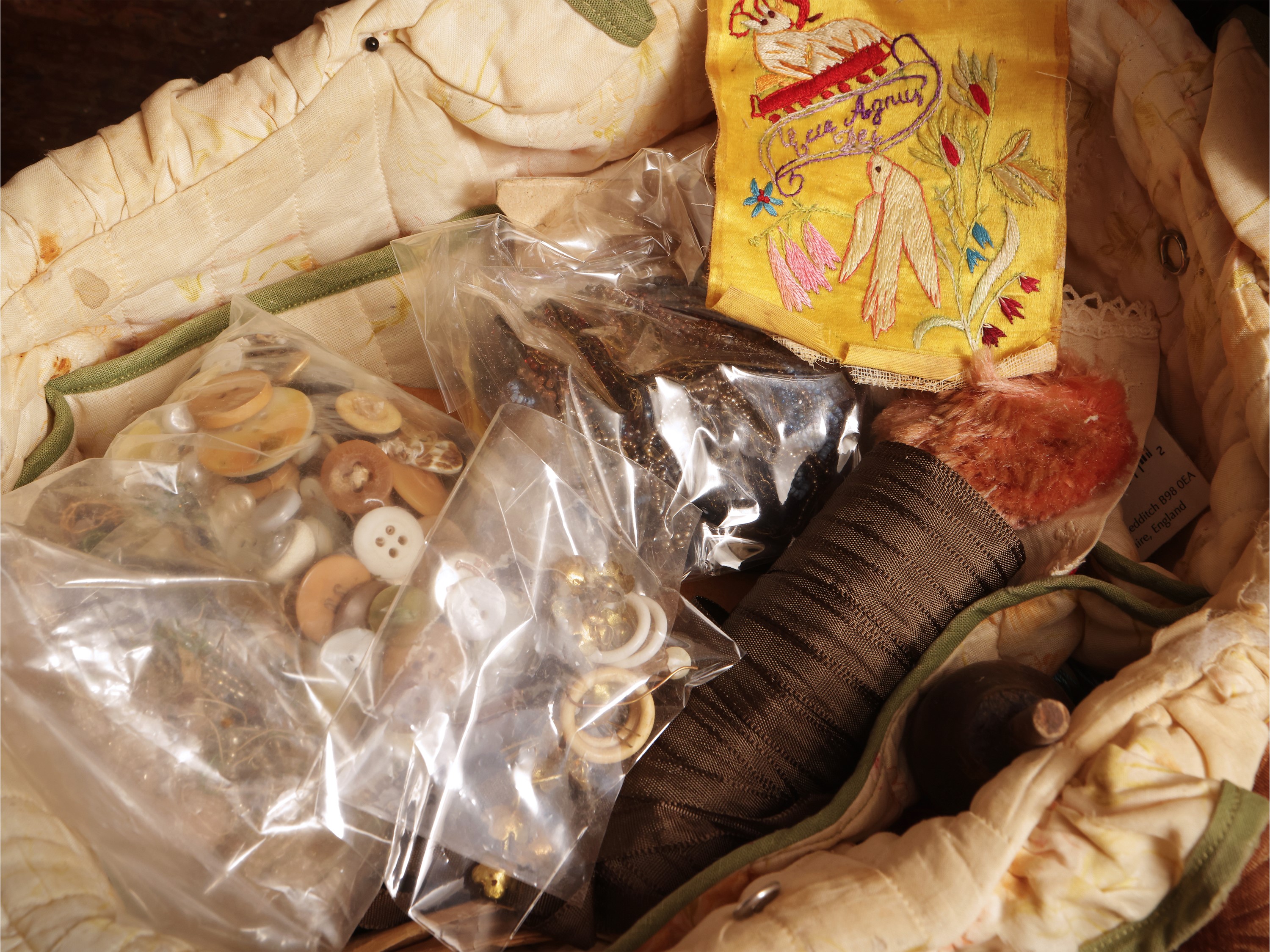 Assortimento di curiosità tessili d'epoca