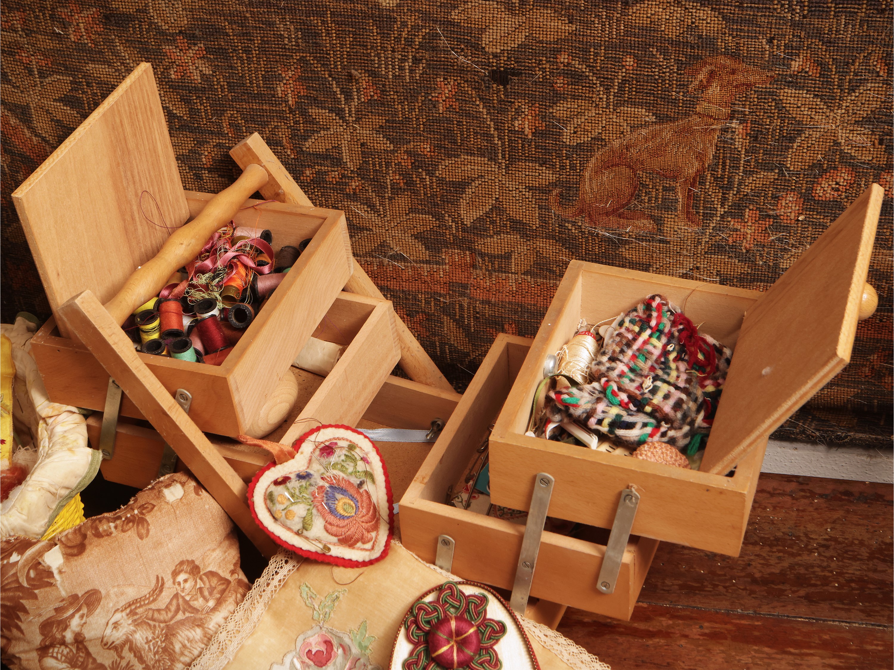 Assortimento di curiosità tessili d'epoca