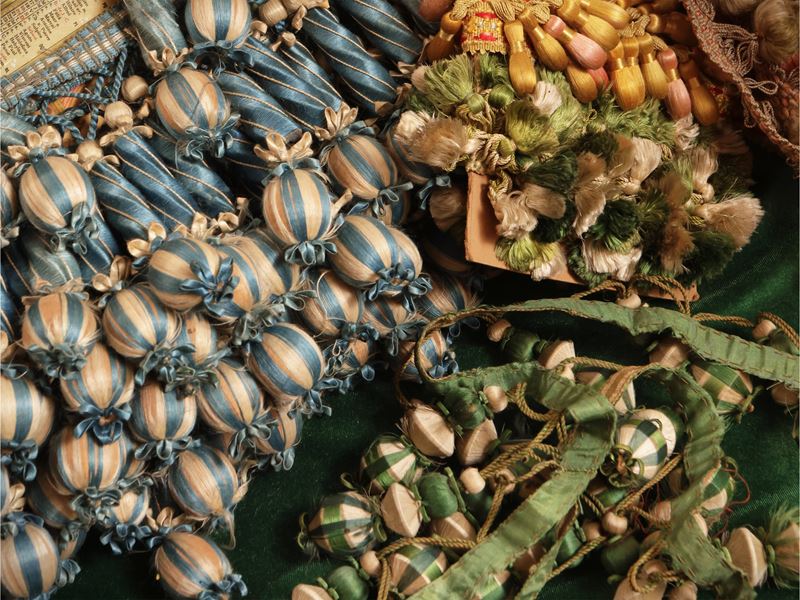 Miscellanea di bordure e passamanerie d'epoca