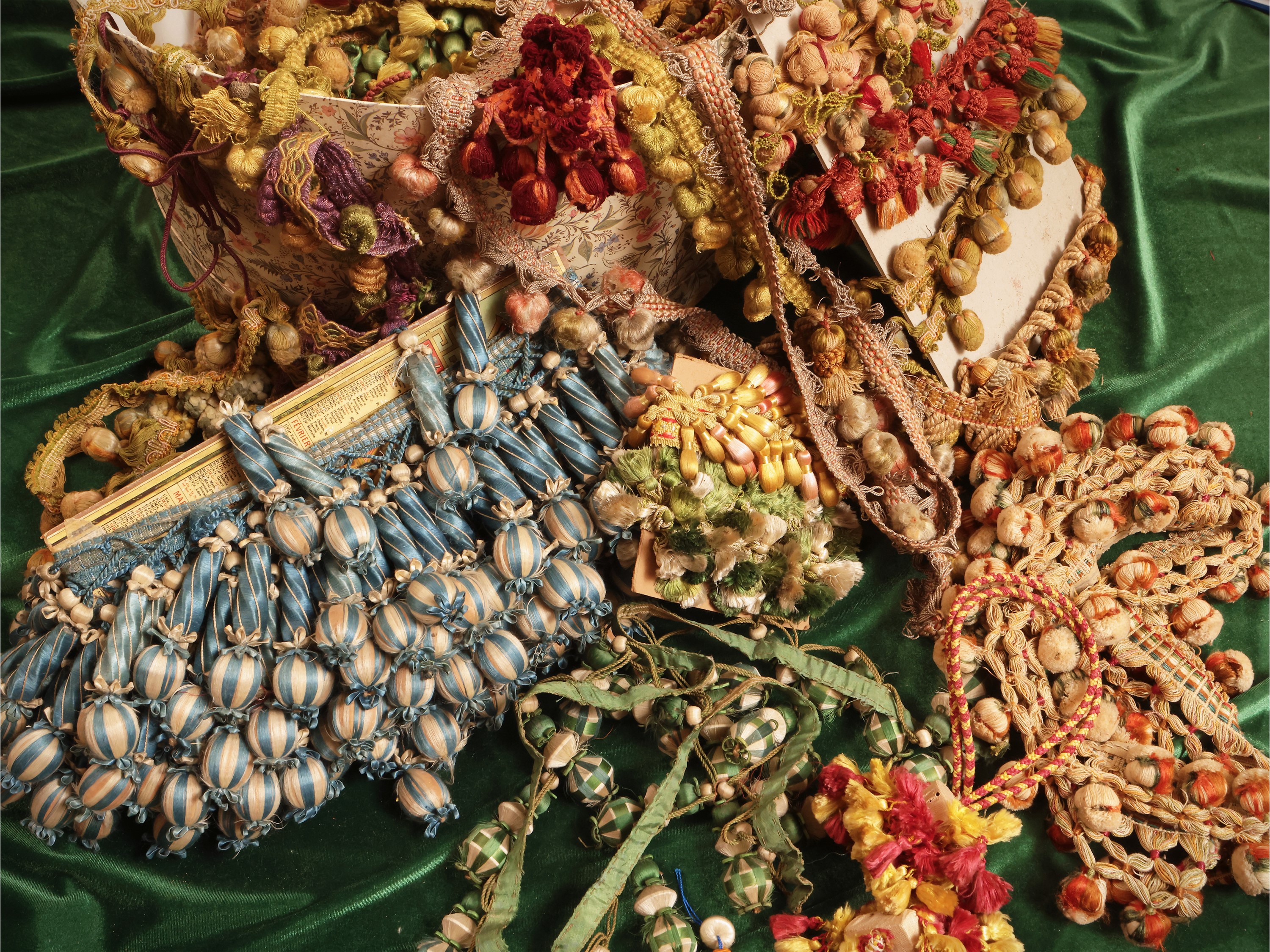 Miscellanea di bordure e passamanerie d'epoca