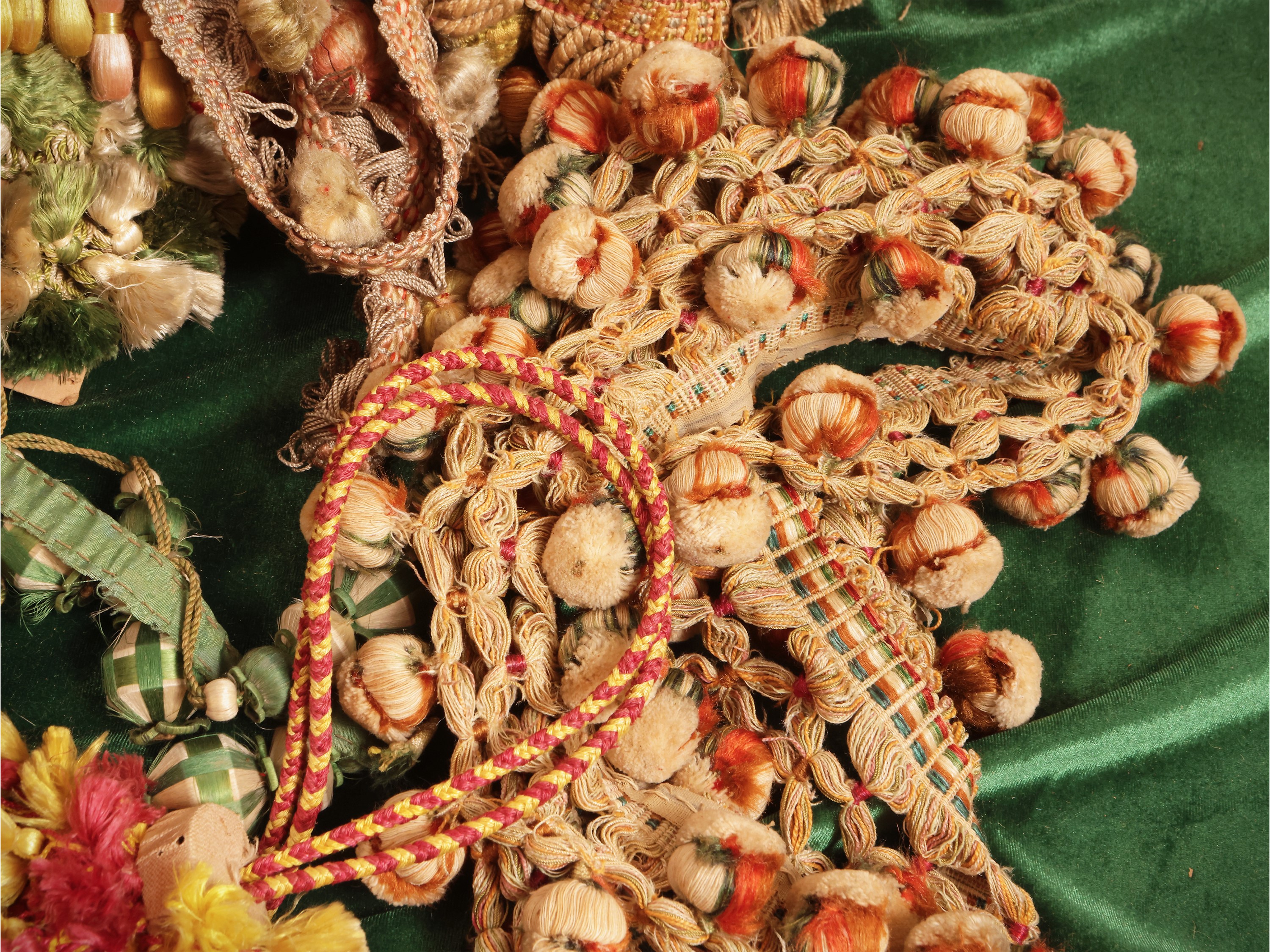 Miscellanea di bordure e passamanerie d'epoca