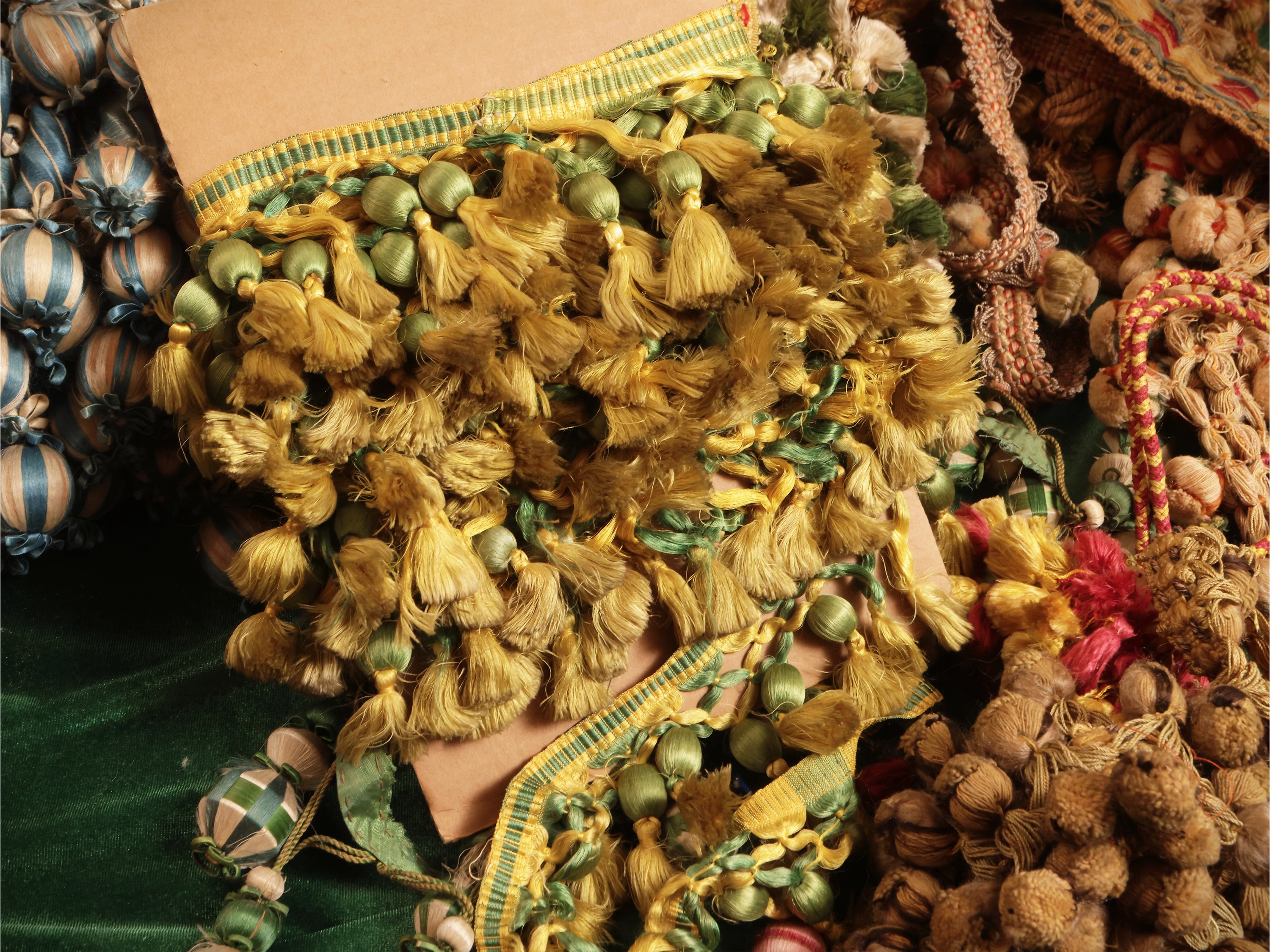 Miscellanea di bordure e passamanerie d'epoca
