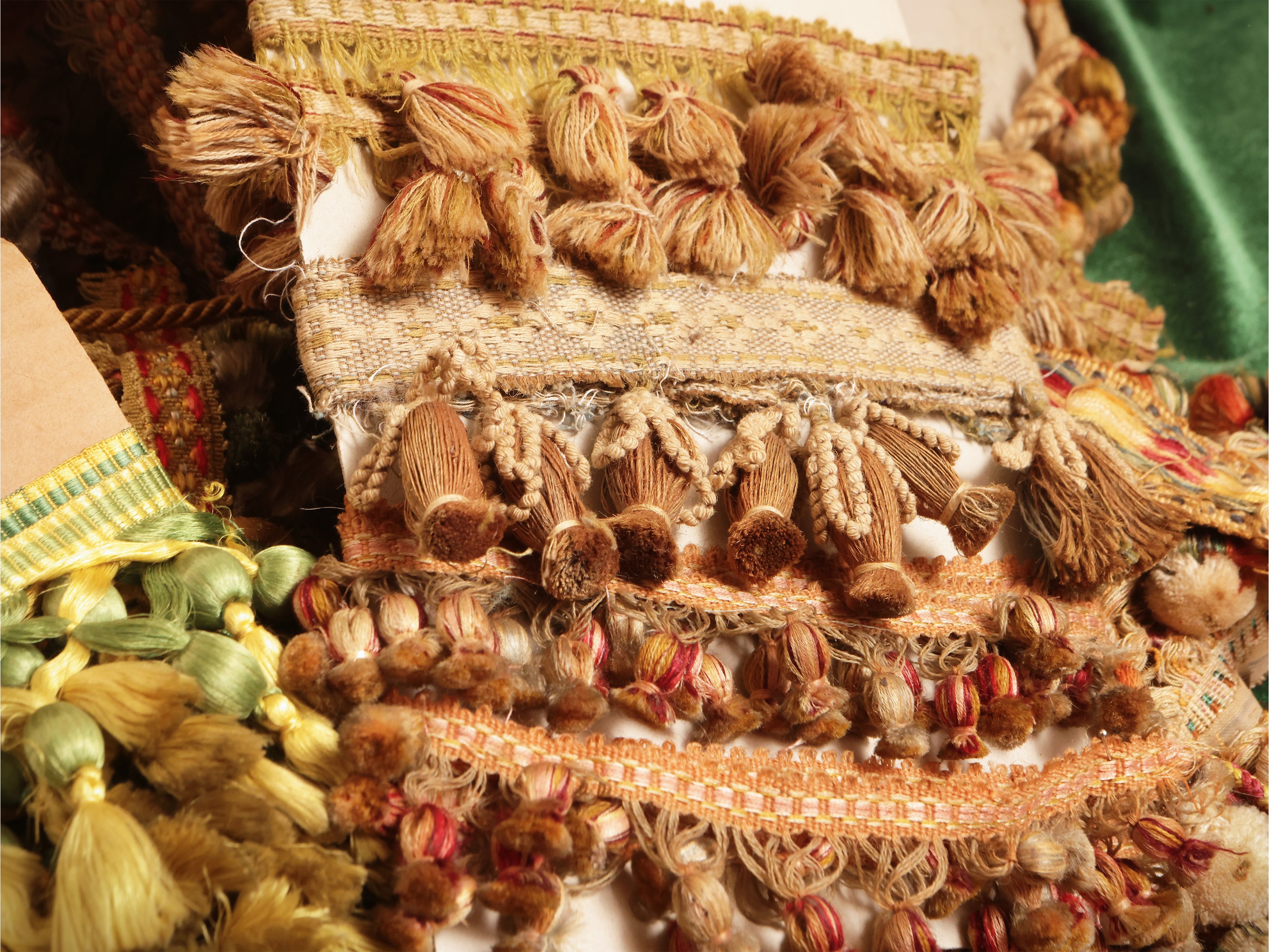 Miscellanea di bordure e passamanerie d'epoca