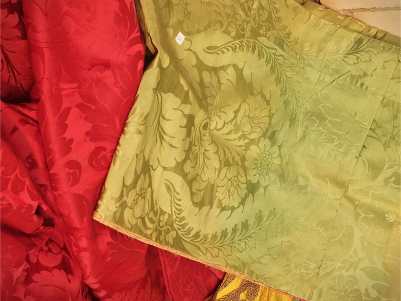 Assortimento di antichi tessuti in damasco di seta