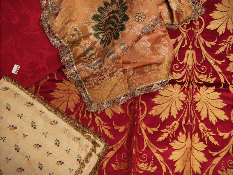 Assortimento di centrini e copritavoli