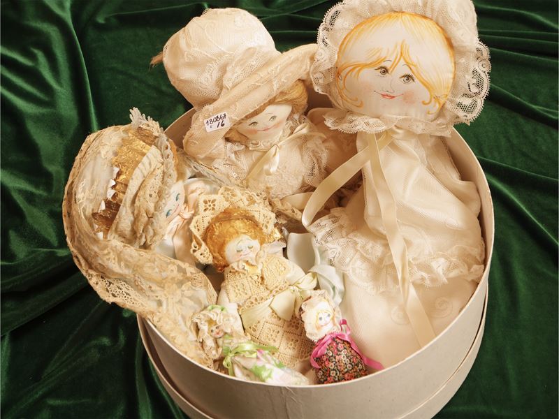 Sei bambole di pezza artigianali