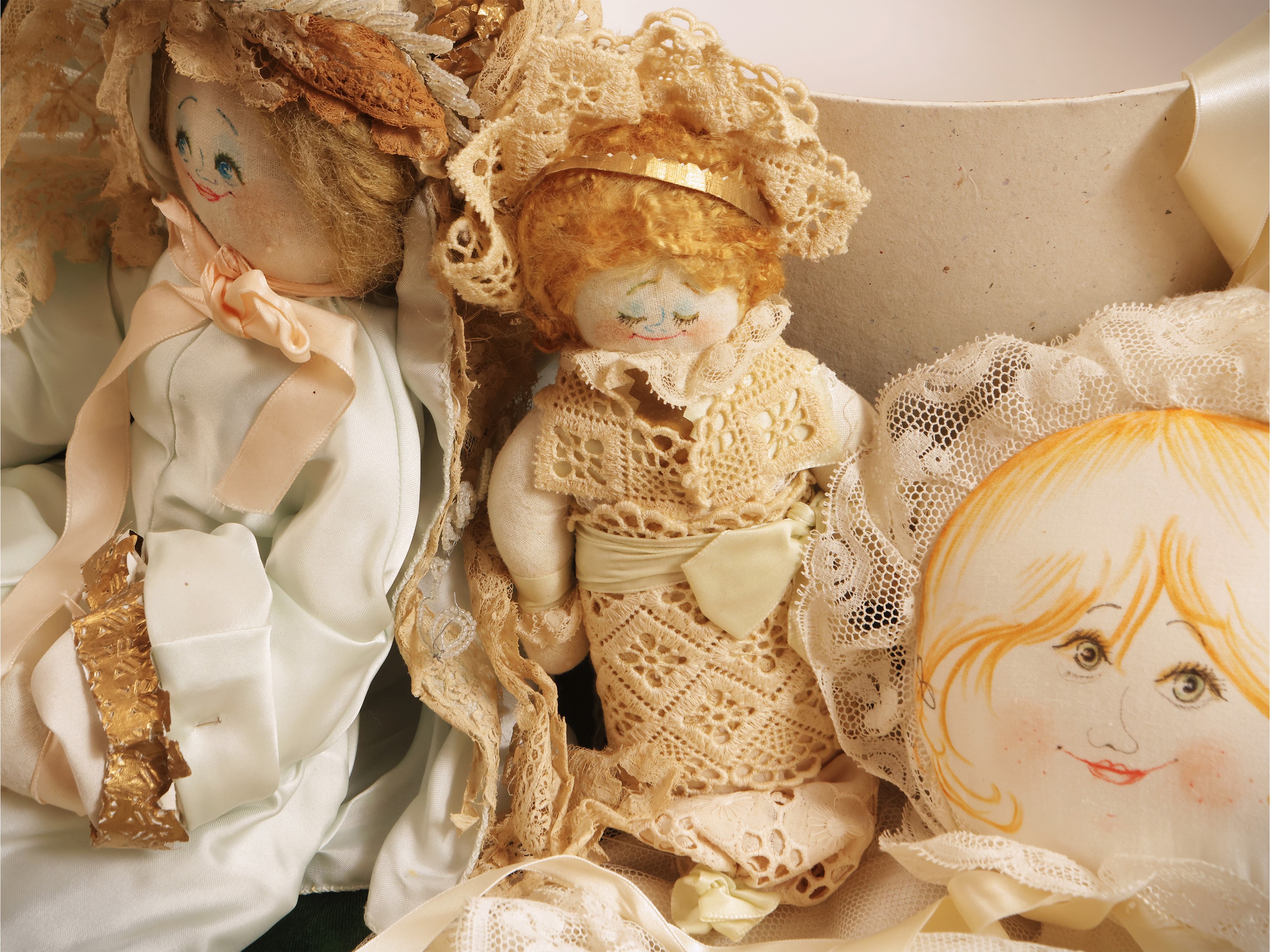 Sei bambole di pezza artigianali